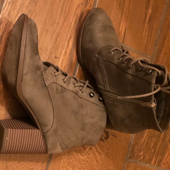 Olive green velvet Ankle booties - Picture 5 of 5